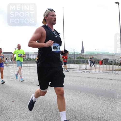 29.06.2025 - hella hamburg halbmarathon Lena Gebhardt http://msf.ph/oto/8259106 29.06.2025 10:34:26 Lombardsbrücke 1025, 1672, 1705, 1787, 2023, 2265, 2412, 2464, 2496, 2510, 2511, 2526, 2801, 2933, 3145, 3420, 3829, 3848, 4540, 4807, 4824, 4826, 5453, 5561, 5584, 5609, 6034, 6105, 6171, 6329, 6571, 6574, 6843, 7324, 7329, 7386, 7644, 7733, 8277, 8349, 8705, 8965, 9164, 9379, 9448, 9514, 10335, 10360, 10564, 10674, 11245, 11872, 12164, 13957, 15477, 16238, 16311, 16390, 16682, 16919, 17230, 18158, 18941 meine-sportfotos.de