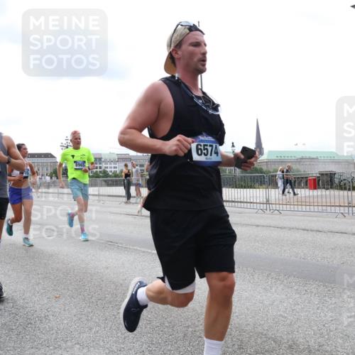 29.06.2025 - hella hamburg halbmarathon Lena Gebhardt http://msf.ph/oto/8259190 29.06.2025 10:34:26 Lombardsbrücke 1025, 1672, 1705, 1787, 2023, 2265, 2412, 2464, 2496, 2510, 2511, 2526, 2801, 2933, 3145, 3420, 3829, 3848, 4540, 4807, 4824, 4826, 5453, 5561, 5584, 5609, 6034, 6105, 6171, 6329, 6571, 6574, 6843, 7324, 7329, 7386, 7644, 7733, 8277, 8349, 8705, 8965, 9164, 9379, 9448, 9514, 10335, 10360, 10564, 10674, 11245, 11872, 12164, 13957, 15477, 16238, 16311, 16390, 16682, 16919, 17230, 18158, 18941 meine-sportfotos.de