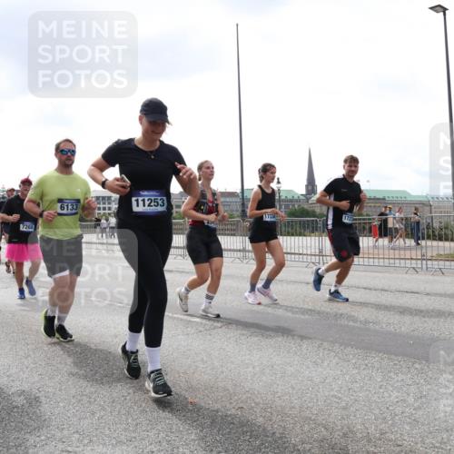 29.06.2025 - hella hamburg halbmarathon Lena Gebhardt http://msf.ph/oto/8259289 29.06.2025 10:45:58 Lombardsbrücke 1004, 1033, 1060, 1085, 1100, 1104, 1421, 1426, 1532, 1555, 1854, 1867, 1868, 1983, 2008, 2398, 2423, 2522, 2550, 2657, 2664, 2773, 2813, 2917, 2951, 2954, 2965, 2973, 3410, 4104, 4223, 4224, 4317, 4388, 4572, 5044, 5635, 5697, 5703, 5769, 5770, 5892, 6133, 6333, 6392, 6623, 7268, 7356, 7605, 7894, 7983, 8745, 9120, 9121, 9129, 9426, 9445, 10030, 10327, 10329, 10367, 10511, 11358, 11361, 11876, 11910, 12507 meine-sportfotos.de