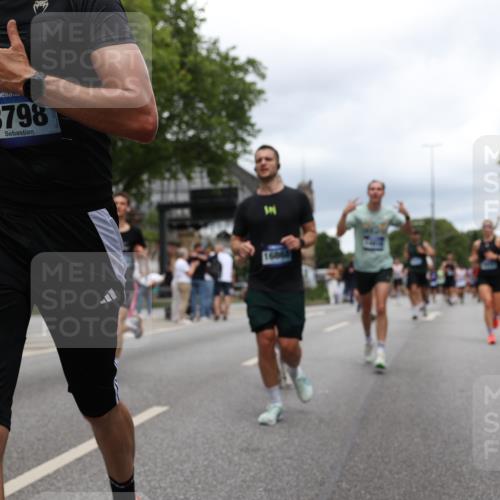 29.06.2025 - hella hamburg halbmarathon Yannick Fuchs http://msf.ph/oto/8259338 29.06.2025 10:48:31 20KM 1327, 1410, 1496, 1815, 2474, 2771, 3041, 3177, 3310, 3791, 3794, 3861, 3945, 4189, 4231, 4938, 6082, 6084, 6356, 6443, 6581, 6723, 6994, 8223, 8449, 8514, 8698, 8772, 8798, 9012, 9060, 9227, 10191, 10192, 10263, 10266, 11333, 11499, 11747, 12186, 12362, 12489, 13297, 13869, 14036, 14175, 14592, 14638, 14660, 14818, 14948, 15113, 15156, 15169, 15408, 15524, 15879, 16092, 16574, 16750, 17740, 17765, 19177 meine-sportfotos.de