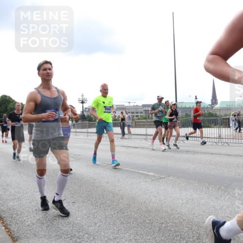 29.06.2025 - hella hamburg halbmarathon Lena Gebhardt http://msf.ph/oto/8259359 29.06.2025 10:34:26 Lombardsbrücke 1025, 1672, 1705, 1787, 2023, 2265, 2412, 2464, 2496, 2510, 2511, 2526, 2801, 2933, 3145, 3420, 3829, 3848, 4540, 4807, 4824, 4826, 5453, 5561, 5584, 5609, 6034, 6105, 6171, 6329, 6571, 6574, 6843, 7324, 7329, 7386, 7644, 7733, 8277, 8349, 8705, 8965, 9164, 9379, 9448, 9514, 10335, 10360, 10564, 10674, 11245, 11872, 12164, 13957, 15477, 16238, 16311, 16390, 16682, 16919, 17230, 18158, 18941 meine-sportfotos.de