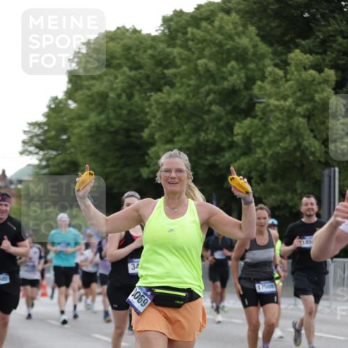 29.06.2025 - hella hamburg halbmarathon Jannik Wohlers http://msf.ph/oto/8259362 29.06.2025 10:32:25 Lombardsbrücke 1078, 1237, 1732, 2059, 2276, 3422, 3660, 3670, 3708, 3753, 4446, 4555, 6040, 6861, 7308, 7309, 7387, 7531, 7749, 7750, 8170, 8839, 9010, 9034, 9188, 9471, 9542, 9768, 10013, 10048, 10203, 10277, 10470, 10770, 11076, 11248, 11756, 12423, 12424, 12470, 12508, 12907, 13789, 14301, 14347, 15171, 15997, 16129, 16502, 16702, 16898, 16999, 17041, 17102, 17157, 17167, 17317, 17508, 17664, 18502, 18706, 18927, 19156, 19213 meine-sportfotos.de