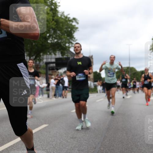 29.06.2025 - hella hamburg halbmarathon Yannick Fuchs http://msf.ph/oto/8259370 29.06.2025 10:48:32 20KM 1327, 1410, 1496, 1815, 2474, 2771, 2884, 3041, 3177, 3791, 3794, 3861, 3945, 4189, 4231, 4938, 6082, 6084, 6356, 6443, 6581, 6587, 6723, 6994, 8223, 8449, 8514, 8698, 8772, 8798, 9012, 9060, 9227, 10191, 10192, 10263, 10266, 11333, 11499, 11747, 12186, 12362, 12489, 13297, 13869, 13988, 14036, 14175, 14592, 14638, 14660, 14818, 14948, 15113, 15156, 15169, 15408, 15524, 15879, 16047, 16092, 16574, 16750, 17740, 17765, 19177 meine-sportfotos.de