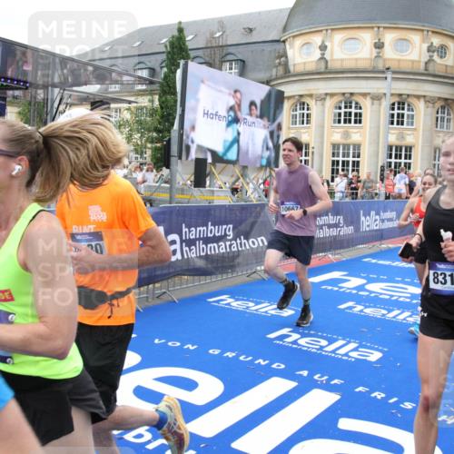 29.06.2025 - hella hamburg halbmarathon Michael Strokosch http://msf.ph/oto/8259380 29.06.2025 10:51:23 Ziel 1461, 1817, 2364, 2411, 2636, 2718, 4814, 6657, 6776, 8316, 8930, 8989, 9214, 9476, 10480, 10667, 11124, 11512, 12016, 13047, 14865, 14994, 16357, 18019, 18489 meine-sportfotos.de