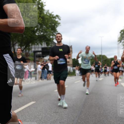 29.06.2025 - hella hamburg halbmarathon Yannick Fuchs http://msf.ph/oto/8259394 29.06.2025 10:48:32 20KM 1327, 1410, 1496, 1815, 2474, 2771, 2884, 3041, 3177, 3791, 3794, 3861, 3945, 4189, 4231, 4938, 6082, 6084, 6356, 6443, 6581, 6587, 6723, 6994, 8223, 8449, 8514, 8698, 8772, 8798, 9012, 9060, 9227, 10191, 10192, 10263, 10266, 11333, 11499, 11747, 12186, 12362, 12489, 13297, 13869, 13988, 14036, 14175, 14592, 14638, 14660, 14818, 14948, 15113, 15156, 15169, 15408, 15524, 15879, 16047, 16092, 16574, 16750, 17740, 17765, 19177 meine-sportfotos.de