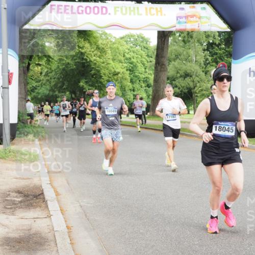29.06.2025 - hella hamburg halbmarathon MichiJ http://msf.ph/oto/8259463 29.06.2025 10:29:44 Zwischen KM18-KM19 1136, 2675, 4380, 6901, 9358, 9755, 9885, 10978, 12365, 14555, 15164, 16816, 17182, 18045, 18399 meine-sportfotos.de