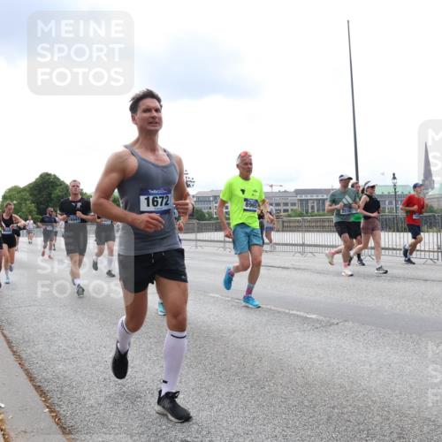 29.06.2025 - hella hamburg halbmarathon Lena Gebhardt http://msf.ph/oto/8259467 29.06.2025 10:34:26 Lombardsbrücke 1025, 1672, 1705, 1787, 2023, 2265, 2412, 2464, 2496, 2510, 2511, 2526, 2801, 2933, 3145, 3420, 3829, 3848, 4540, 4807, 4824, 4826, 5453, 5561, 5584, 5609, 6034, 6105, 6171, 6329, 6571, 6574, 6843, 7324, 7329, 7386, 7644, 7733, 8277, 8349, 8705, 8965, 9164, 9379, 9448, 9514, 10335, 10360, 10564, 10674, 11245, 11872, 12164, 13957, 15477, 16238, 16311, 16390, 16682, 16919, 17230, 18158, 18941 meine-sportfotos.de