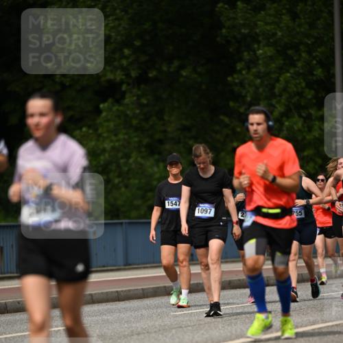 29.06.2025 - hella hamburg halbmarathon Dr. Thomas Lammeyer http://msf.ph/oto/8259499 29.06.2025 10:35:12 Kennedybrücke 1059, 1097, 1472, 1547, 1773, 1979, 2414, 2754, 2755, 2914, 3131, 3281, 3443, 4561, 4817, 5437, 5943, 6057, 6078, 6195, 6546, 6616, 6725, 6787, 7351, 7604, 7772, 8050, 8812, 8941, 9937, 10586 meine-sportfotos.de