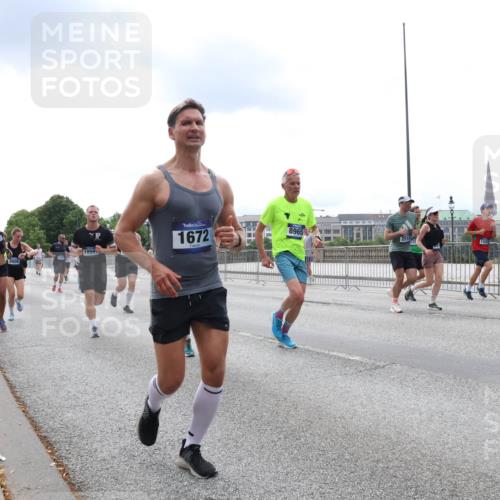 29.06.2025 - hella hamburg halbmarathon Lena Gebhardt http://msf.ph/oto/8259527 29.06.2025 10:34:26 Lombardsbrücke 1025, 1672, 1705, 1787, 2023, 2265, 2412, 2464, 2496, 2510, 2511, 2526, 2801, 2933, 3145, 3420, 3829, 3848, 4540, 4807, 4824, 4826, 5453, 5561, 5584, 5609, 6034, 6105, 6171, 6329, 6571, 6574, 6843, 7324, 7329, 7386, 7644, 7733, 8277, 8349, 8705, 8965, 9164, 9379, 9448, 9514, 10335, 10360, 10564, 10674, 11245, 11872, 12164, 13957, 15477, 16238, 16311, 16390, 16682, 16919, 17230, 18158, 18941 meine-sportfotos.de