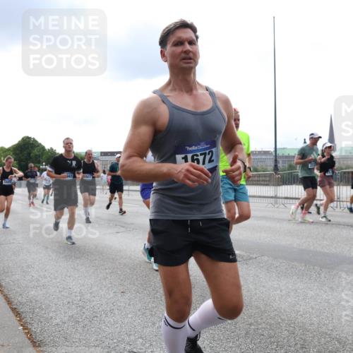 29.06.2025 - hella hamburg halbmarathon Lena Gebhardt http://msf.ph/oto/8259674 29.06.2025 10:34:27 Lombardsbrücke 1025, 1672, 1705, 1787, 2023, 2265, 2412, 2464, 2496, 2510, 2511, 2526, 2801, 2933, 3145, 3420, 3829, 3848, 4540, 4807, 4824, 4826, 5453, 5584, 5609, 6034, 6105, 6171, 6329, 6571, 6574, 6843, 7324, 7329, 7386, 7644, 7733, 8277, 8349, 8705, 8965, 9164, 9379, 9448, 9514, 10335, 10360, 10564, 10674, 11245, 11872, 12164, 13957, 15477, 16238, 16311, 16390, 16682, 16919, 17230, 18158, 18941 meine-sportfotos.de