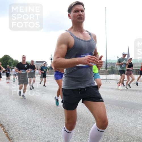 29.06.2025 - hella hamburg halbmarathon Lena Gebhardt http://msf.ph/oto/8259768 29.06.2025 10:34:27 Lombardsbrücke 1025, 1672, 1705, 1787, 2023, 2265, 2412, 2464, 2496, 2510, 2511, 2526, 2801, 2933, 3145, 3420, 3829, 3848, 4540, 4807, 4824, 4826, 5453, 5584, 5609, 6034, 6105, 6171, 6329, 6571, 6574, 6843, 7324, 7329, 7386, 7644, 7733, 8277, 8349, 8705, 8965, 9164, 9379, 9448, 9514, 10335, 10360, 10564, 10674, 11245, 11872, 12164, 13957, 15477, 16238, 16311, 16390, 16682, 16919, 17230, 18158, 18941 meine-sportfotos.de