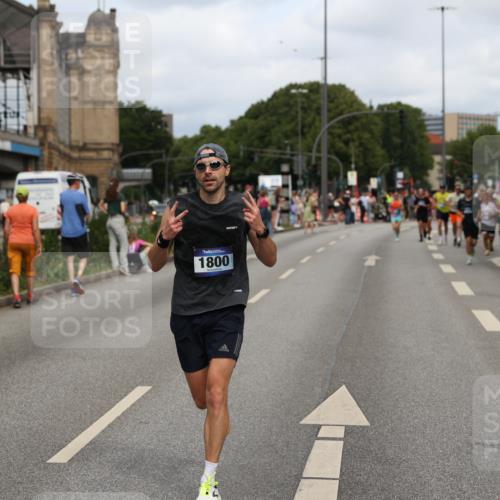 29.06.2025 - hella hamburg halbmarathon Yannick Fuchs http://msf.ph/oto/8259800 29.06.2025 10:36:13 20KM 1441, 1570, 1763, 1800, 2675, 5387, 5987, 6593, 7092, 7432, 8358, 9815, 10415, 10894, 11417, 12434, 12588, 13714, 13876, 14346, 14899, 15521, 15935, 16084, 17159, 17182, 17882, 18442, 18491, 18509, 18764, 18772, 18802, 19046 meine-sportfotos.de