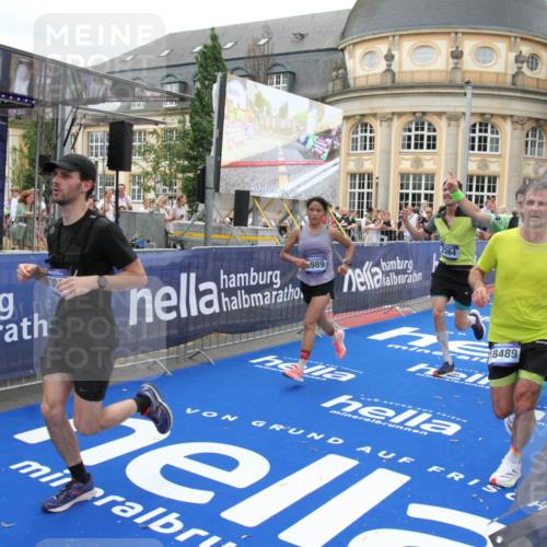 29.06.2025 - hella hamburg halbmarathon Michael Strokosch http://msf.ph/oto/8259810 29.06.2025 10:51:27 Ziel 2364, 2411, 2636, 2718, 2946, 4814, 5820, 6776, 8989, 9214, 9656, 11124, 11422, 13047, 13792, 14865, 14994, 15871, 15950, 16357, 17131, 18489 meine-sportfotos.de