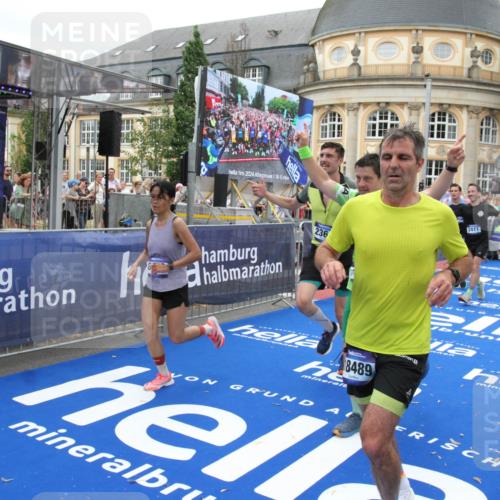 29.06.2025 - hella hamburg halbmarathon Michael Strokosch http://msf.ph/oto/8259855 29.06.2025 10:51:28 Ziel 2364, 2411, 2946, 5820, 6776, 7943, 8989, 9214, 9656, 11124, 11422, 13047, 13792, 14865, 14994, 15871, 15950, 16357, 17131, 18489 meine-sportfotos.de
