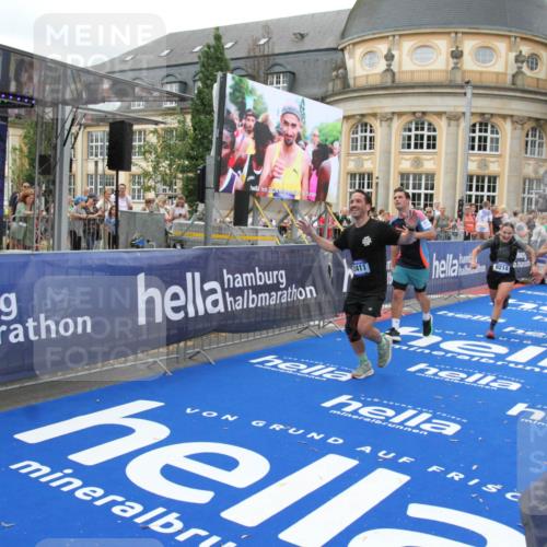 29.06.2025 - hella hamburg halbmarathon Michael Strokosch http://msf.ph/oto/8259934 29.06.2025 10:51:29 Ziel 2364, 2411, 2946, 5820, 7943, 8989, 9214, 9656, 11124, 11422, 13047, 13403, 13792, 14994, 15871, 15950, 16357, 17131, 18489 meine-sportfotos.de