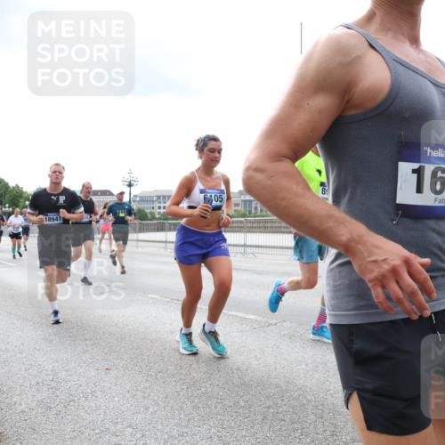 29.06.2025 - hella hamburg halbmarathon Lena Gebhardt http://msf.ph/oto/8259970 29.06.2025 10:34:27 Lombardsbrücke 1025, 1672, 1705, 1787, 2023, 2265, 2412, 2464, 2496, 2510, 2511, 2526, 2801, 2933, 3145, 3420, 3829, 3848, 4540, 4807, 4824, 4826, 5453, 5584, 5609, 6034, 6105, 6171, 6329, 6571, 6574, 6843, 7324, 7329, 7386, 7644, 7733, 8277, 8349, 8705, 8965, 9164, 9379, 9448, 9514, 10335, 10360, 10564, 10674, 11245, 11872, 12164, 13957, 15477, 16238, 16311, 16390, 16682, 16919, 17230, 18158, 18941 meine-sportfotos.de