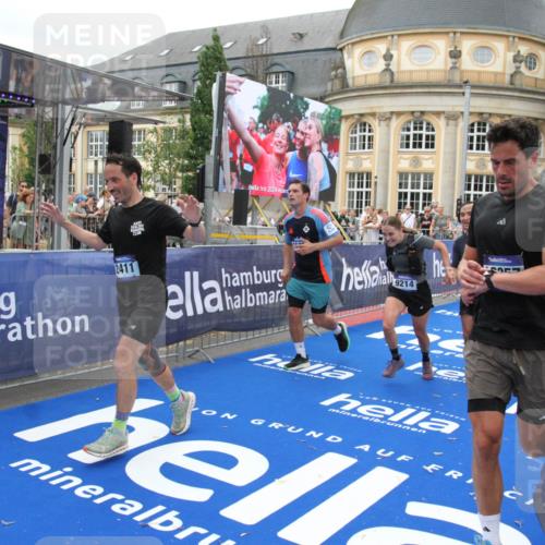 29.06.2025 - hella hamburg halbmarathon Michael Strokosch http://msf.ph/oto/8259984 29.06.2025 10:51:30 Ziel 1335, 2364, 2411, 2946, 5820, 7943, 8989, 9214, 9656, 11124, 11422, 13403, 13792, 15871, 15950, 16357, 17131, 18489 meine-sportfotos.de