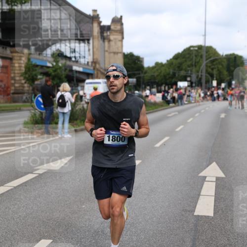 29.06.2025 - hella hamburg halbmarathon Yannick Fuchs http://msf.ph/oto/8259995 29.06.2025 10:36:13 20KM 1441, 1570, 1763, 1800, 2675, 5387, 5987, 6593, 7092, 7432, 8358, 9815, 10415, 10894, 11417, 12434, 12588, 13714, 13876, 14346, 14899, 15521, 15935, 16084, 17159, 17182, 17882, 18442, 18491, 18509, 18764, 18772, 18802, 19046 meine-sportfotos.de