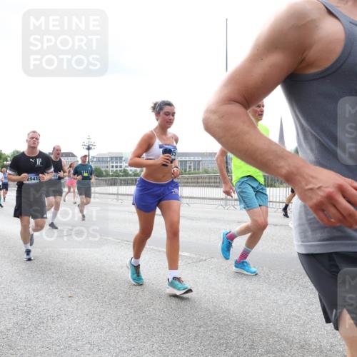29.06.2025 - hella hamburg halbmarathon Lena Gebhardt http://msf.ph/oto/8260027 29.06.2025 10:34:27 Lombardsbrücke 1025, 1672, 1705, 1787, 2023, 2265, 2412, 2464, 2496, 2510, 2511, 2526, 2801, 2933, 3145, 3420, 3829, 3848, 4540, 4807, 4824, 4826, 5453, 5584, 5609, 6034, 6105, 6171, 6329, 6571, 6574, 6843, 7324, 7329, 7386, 7644, 7733, 8277, 8349, 8705, 8965, 9164, 9379, 9448, 9514, 10335, 10360, 10564, 10674, 11245, 11872, 12164, 13957, 15477, 16238, 16311, 16390, 16682, 16919, 17230, 18158, 18941 meine-sportfotos.de