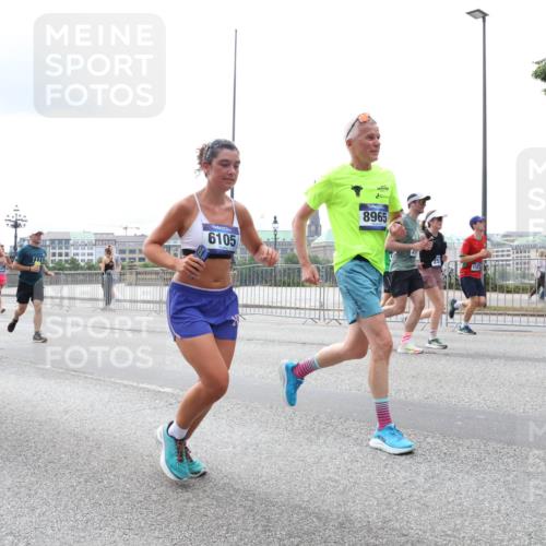 29.06.2025 - hella hamburg halbmarathon Lena Gebhardt http://msf.ph/oto/8260136 29.06.2025 10:34:27 Lombardsbrücke 1025, 1672, 1705, 1787, 2023, 2265, 2412, 2464, 2496, 2510, 2511, 2526, 2801, 2933, 3145, 3420, 3829, 3848, 4540, 4807, 4824, 4826, 5453, 5584, 5609, 6034, 6105, 6171, 6329, 6571, 6574, 6843, 7324, 7329, 7386, 7644, 7733, 8277, 8349, 8705, 8965, 9164, 9379, 9448, 9514, 10335, 10360, 10564, 10674, 11245, 11872, 12164, 13957, 15477, 16238, 16311, 16390, 16682, 16919, 17230, 18158, 18941 meine-sportfotos.de