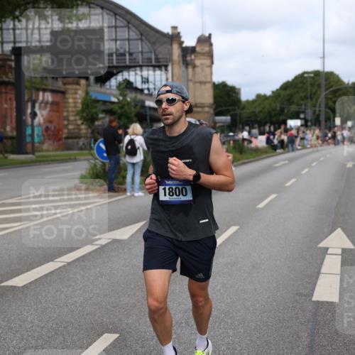 29.06.2025 - hella hamburg halbmarathon Yannick Fuchs http://msf.ph/oto/8260173 29.06.2025 10:36:14 20KM 1441, 1570, 1763, 1800, 2675, 5387, 5690, 5987, 6593, 7092, 7432, 9815, 10415, 10894, 11417, 12434, 12588, 13714, 13876, 14275, 14346, 14899, 15521, 15935, 16084, 17159, 17182, 17882, 18442, 18491, 18509, 18764, 18772, 19046 meine-sportfotos.de