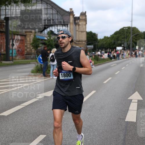 29.06.2025 - hella hamburg halbmarathon Yannick Fuchs http://msf.ph/oto/8260195 29.06.2025 10:36:14 20KM 1441, 1570, 1763, 1800, 2675, 5387, 5690, 5987, 6593, 7092, 7432, 9815, 10415, 10894, 11417, 12434, 12588, 13714, 13876, 14275, 14346, 14899, 15521, 15935, 16084, 17159, 17182, 17882, 18442, 18491, 18509, 18764, 18772, 19046 meine-sportfotos.de