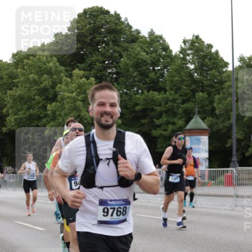 29.06.2025 - hella hamburg halbmarathon Jannik Wohlers http://msf.ph/oto/8260202 29.06.2025 10:32:34 Lombardsbrücke 1078, 1237, 1324, 1732, 2276, 2959, 3391, 3422, 3708, 3753, 3871, 4030, 4096, 4555, 4650, 5110, 5581, 6040, 6861, 7982, 8170, 8839, 9034, 9143, 9471, 9542, 9768, 11260, 11756, 12423, 12424, 12508, 12907, 13789, 14305, 14347, 14743, 15951, 15957, 16502, 16702, 17102, 17157, 17317, 17417, 17508, 17664, 18191, 18409, 18502, 19156, 19213 meine-sportfotos.de