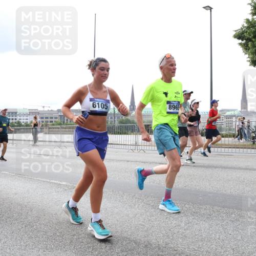 29.06.2025 - hella hamburg halbmarathon Lena Gebhardt http://msf.ph/oto/8260217 29.06.2025 10:34:27 Lombardsbrücke 1025, 1672, 1705, 1787, 2023, 2265, 2412, 2464, 2496, 2510, 2511, 2526, 2801, 2933, 3145, 3420, 3829, 3848, 4540, 4807, 4824, 4826, 5453, 5584, 5609, 6034, 6105, 6171, 6329, 6571, 6574, 6843, 7324, 7329, 7386, 7644, 7733, 8277, 8349, 8705, 8965, 9164, 9379, 9448, 9514, 10335, 10360, 10564, 10674, 11245, 11872, 12164, 13957, 15477, 16238, 16311, 16390, 16682, 16919, 17230, 18158, 18941 meine-sportfotos.de