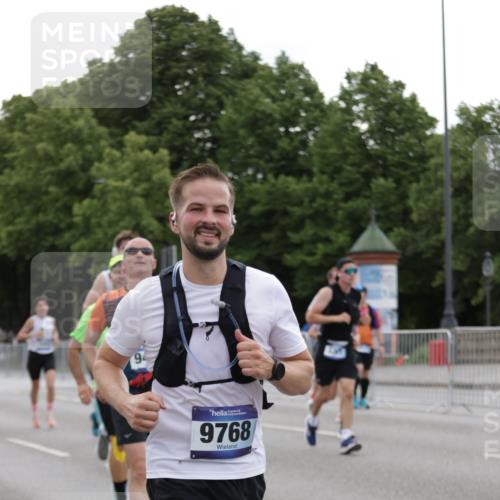 29.06.2025 - hella hamburg halbmarathon Jannik Wohlers http://msf.ph/oto/8260218 29.06.2025 10:32:34 Lombardsbrücke 1078, 1237, 1324, 1732, 2276, 2959, 3391, 3422, 3708, 3753, 3871, 4030, 4096, 4555, 4650, 5110, 5581, 6040, 6861, 7982, 8170, 8839, 9034, 9143, 9471, 9542, 9768, 11260, 11756, 12423, 12424, 12508, 12907, 13789, 14305, 14347, 14743, 15951, 15957, 16502, 16702, 17102, 17157, 17317, 17417, 17508, 17664, 18191, 18409, 18502, 19156, 19213 meine-sportfotos.de