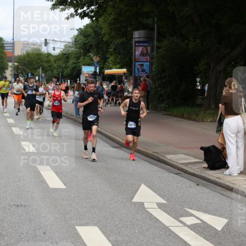 29.06.2025 - hella hamburg halbmarathon Yannick Fuchs http://msf.ph/oto/8260283 29.06.2025 10:36:15 20KM 1441, 1570, 1763, 1800, 2675, 5387, 5690, 5987, 6593, 7092, 7432, 9815, 10415, 10894, 11417, 12434, 12588, 13196, 13714, 13876, 14275, 14346, 14899, 15521, 15623, 15935, 16084, 17159, 17182, 17882, 18442, 18491, 18509, 18764, 18772, 19046 meine-sportfotos.de