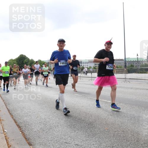 29.06.2025 - hella hamburg halbmarathon Lena Gebhardt http://msf.ph/oto/8260406 29.06.2025 10:45:59 Lombardsbrücke 1004, 1033, 1060, 1085, 1100, 1104, 1421, 1426, 1532, 1555, 1854, 1867, 1868, 1983, 2008, 2398, 2423, 2522, 2550, 2657, 2664, 2773, 2813, 2917, 2951, 2954, 2965, 2973, 3410, 4104, 4119, 4223, 4224, 4317, 4388, 4572, 5044, 5635, 5697, 5703, 5769, 5770, 5854, 5892, 6133, 6333, 6392, 6623, 7268, 7356, 7605, 7894, 7983, 8047, 8745, 9120, 9121, 9129, 9426, 9445, 10327, 10329, 10367, 10511, 11358, 11361, 11876, 11910, 12507 meine-sportfotos.de
