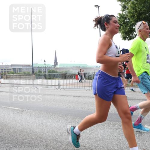 29.06.2025 - hella hamburg halbmarathon Lena Gebhardt http://msf.ph/oto/8260518 29.06.2025 10:34:28 Lombardsbrücke 1025, 1672, 1705, 1787, 2023, 2265, 2412, 2464, 2496, 2510, 2511, 2526, 2801, 2933, 3130, 3145, 3420, 3829, 3848, 4540, 4807, 4824, 4826, 5453, 5584, 5609, 6034, 6105, 6171, 6329, 6571, 6574, 6843, 7324, 7329, 7386, 7644, 7733, 8277, 8349, 8705, 8965, 9122, 9164, 9379, 9448, 9514, 10335, 10360, 10564, 10674, 11245, 11872, 12164, 13957, 15477, 16238, 16311, 16390, 16682, 16919, 17230, 18158, 18941 meine-sportfotos.de