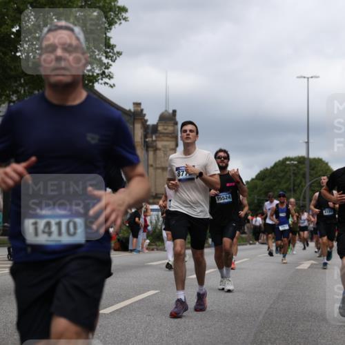 29.06.2025 - hella hamburg halbmarathon Yannick Fuchs http://msf.ph/oto/8260620 29.06.2025 10:48:36 20KM 1125, 1327, 1410, 1496, 1628, 1815, 2474, 2561, 2771, 2884, 3041, 3177, 3791, 3794, 3861, 3945, 4189, 4231, 4938, 5319, 6082, 6084, 6356, 6433, 6443, 6581, 6587, 6723, 6994, 8449, 8514, 8698, 8772, 8798, 8973, 9012, 9060, 9227, 10191, 10192, 10263, 10266, 10368, 10376, 11184, 11333, 11499, 11747, 11797, 11976, 12186, 12362, 12489, 12961, 13297, 13988, 14036, 14175, 14592, 14638, 14660, 14818, 14948, 15113, 15156, 15169, 15389, 15408, 15524, 15879, 16047, 16092, 16574 meine-sportfotos.de