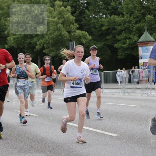 29.06.2025 - hella hamburg halbmarathon Jannik Wohlers http://msf.ph/oto/8260631 29.06.2025 10:32:41 Lombardsbrücke 1078, 1324, 1732, 2038, 2054, 2085, 2276, 2959, 3391, 3708, 3871, 4030, 4096, 4555, 4650, 5110, 5180, 5581, 5917, 6040, 6773, 6861, 7982, 8170, 8595, 8839, 9034, 9143, 9289, 9471, 9542, 9768, 11229, 11260, 11713, 11756, 12039, 12423, 12424, 12812, 12813, 12907, 13339, 13789, 14085, 14305, 14347, 14743, 15091, 15815, 15885, 15951, 15957, 16246, 16391, 16702, 17157, 17317, 17417, 17664, 18191, 18409, 18742, 18743, 18951, 19213 meine-sportfotos.de