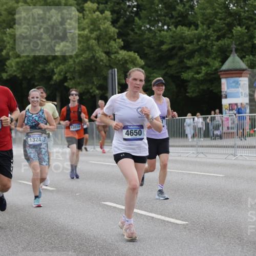29.06.2025 - hella hamburg halbmarathon Jannik Wohlers http://msf.ph/oto/8260708 29.06.2025 10:32:41 Lombardsbrücke 1078, 1324, 1732, 2038, 2054, 2085, 2276, 2959, 3391, 3708, 3871, 4030, 4096, 4555, 4650, 5110, 5180, 5581, 5917, 6040, 6773, 6861, 7982, 8170, 8595, 8839, 9034, 9143, 9289, 9471, 9542, 9768, 11229, 11260, 11713, 11756, 12039, 12423, 12424, 12812, 12813, 12907, 13339, 13789, 14085, 14305, 14347, 14743, 15091, 15815, 15885, 15951, 15957, 16246, 16391, 16702, 17157, 17317, 17417, 17664, 18191, 18409, 18742, 18743, 18951, 19213 meine-sportfotos.de