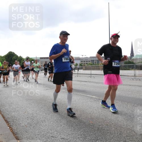 29.06.2025 - hella hamburg halbmarathon Lena Gebhardt http://msf.ph/oto/8260715 29.06.2025 10:45:59 Lombardsbrücke 1004, 1033, 1060, 1085, 1100, 1104, 1421, 1426, 1532, 1555, 1854, 1867, 1868, 1983, 2008, 2398, 2423, 2522, 2550, 2657, 2664, 2773, 2813, 2917, 2951, 2954, 2965, 2973, 3410, 4104, 4119, 4223, 4224, 4317, 4388, 4572, 5044, 5635, 5697, 5703, 5769, 5770, 5854, 5892, 6133, 6333, 6392, 6623, 7268, 7356, 7605, 7894, 7983, 8047, 8745, 9120, 9121, 9129, 9426, 9445, 10327, 10329, 10367, 10511, 11358, 11361, 11876, 11910, 12507 meine-sportfotos.de