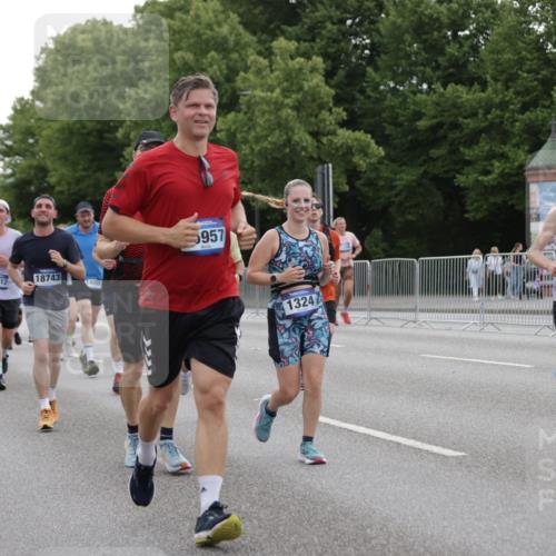 29.06.2025 - hella hamburg halbmarathon Jannik Wohlers http://msf.ph/oto/8260731 29.06.2025 10:32:42 Lombardsbrücke 1078, 1324, 1732, 1764, 2038, 2054, 2085, 2959, 3391, 3708, 3871, 4030, 4096, 4555, 4650, 5110, 5180, 5581, 5917, 6773, 6861, 7982, 8170, 8595, 9143, 9289, 9471, 9542, 9768, 11229, 11260, 11713, 11756, 11826, 12039, 12423, 12424, 12812, 12813, 12907, 13339, 13789, 14085, 14305, 14347, 14743, 15091, 15815, 15885, 15951, 15957, 16246, 16391, 16702, 17157, 17317, 17417, 17664, 18191, 18409, 18742, 18743, 18951, 19213 meine-sportfotos.de