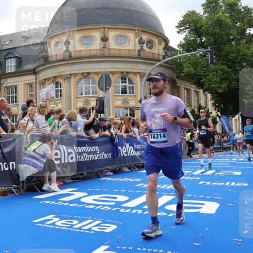 29.06.2025 - hella hamburg halbmarathon Strokosch-Dieckow http://msf.ph/oto/8260750 29.06.2025 10:43:17 Ziel 1675, 2653, 3109, 3124, 3146, 7026, 7093, 10099, 10237, 13348, 15706, 15921, 16314, 16720, 16997, 17391, 18274, 18304, 18987, 19009, 19051 meine-sportfotos.de