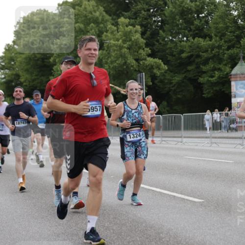 29.06.2025 - hella hamburg halbmarathon Jannik Wohlers http://msf.ph/oto/8260755 29.06.2025 10:32:42 Lombardsbrücke 1078, 1324, 1732, 1764, 2038, 2054, 2085, 2959, 3391, 3708, 3871, 4030, 4096, 4555, 4650, 5110, 5180, 5581, 5917, 6773, 6861, 7982, 8170, 8595, 9143, 9289, 9471, 9542, 9768, 11229, 11260, 11713, 11756, 11826, 12039, 12423, 12424, 12812, 12813, 12907, 13339, 13789, 14085, 14305, 14347, 14743, 15091, 15815, 15885, 15951, 15957, 16246, 16391, 16702, 17157, 17317, 17417, 17664, 18191, 18409, 18742, 18743, 18951, 19213 meine-sportfotos.de