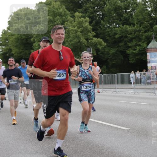 29.06.2025 - hella hamburg halbmarathon Jannik Wohlers http://msf.ph/oto/8260772 29.06.2025 10:32:42 Lombardsbrücke 1078, 1324, 1732, 1764, 2038, 2054, 2085, 2959, 3391, 3708, 3871, 4030, 4096, 4555, 4650, 5110, 5180, 5581, 5917, 6773, 6861, 7982, 8170, 8595, 9143, 9289, 9471, 9542, 9768, 11229, 11260, 11713, 11756, 11826, 12039, 12423, 12424, 12812, 12813, 12907, 13339, 13789, 14085, 14305, 14347, 14743, 15091, 15815, 15885, 15951, 15957, 16246, 16391, 16702, 17157, 17317, 17417, 17664, 18191, 18409, 18742, 18743, 18951, 19213 meine-sportfotos.de