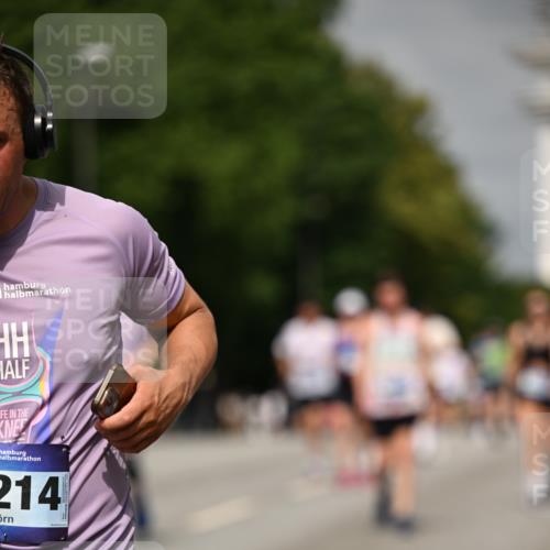 29.06.2025 - hella hamburg halbmarathon Dr. Thomas Lammeyer http://msf.ph/oto/8260785 29.06.2025 10:14:40 Kennedybrücke 1052, 1186, 1548, 1781, 2868, 5182, 5653, 5806, 8561, 8685, 9150, 9829 meine-sportfotos.de