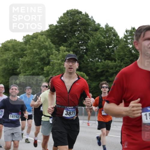 29.06.2025 - hella hamburg halbmarathon Jannik Wohlers http://msf.ph/oto/8260795 29.06.2025 10:32:44 Lombardsbrücke 1324, 1764, 2038, 2054, 2085, 2838, 2959, 3391, 3708, 3871, 4030, 4096, 4555, 4650, 5110, 5180, 5581, 5917, 6773, 7982, 8595, 9143, 9289, 9471, 9768, 11229, 11260, 11713, 11826, 12039, 12423, 12424, 12812, 12813, 12907, 13339, 13789, 14085, 14305, 14347, 14743, 15091, 15815, 15885, 15951, 15957, 15964, 16246, 16270, 16391, 16702, 17135, 17157, 17317, 17417, 17664, 18191, 18409, 18742, 18743, 18951, 19213 meine-sportfotos.de