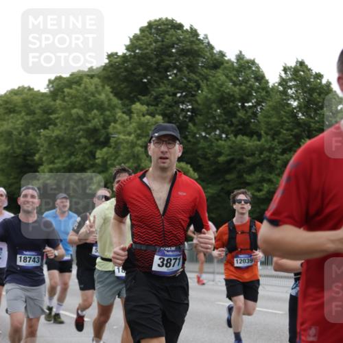 29.06.2025 - hella hamburg halbmarathon Jannik Wohlers http://msf.ph/oto/8260825 29.06.2025 10:32:44 Lombardsbrücke 1324, 1764, 2038, 2054, 2085, 2838, 2959, 3391, 3708, 3871, 4030, 4096, 4555, 4650, 5110, 5180, 5581, 5917, 6773, 7982, 8595, 9143, 9289, 9471, 9768, 11229, 11260, 11713, 11826, 12039, 12423, 12424, 12812, 12813, 12907, 13339, 13789, 14085, 14305, 14347, 14743, 15091, 15815, 15885, 15951, 15957, 15964, 16246, 16270, 16391, 16702, 17135, 17157, 17317, 17417, 17664, 18191, 18409, 18742, 18743, 18951, 19213 meine-sportfotos.de