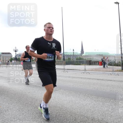 29.06.2025 - hella hamburg halbmarathon Lena Gebhardt http://msf.ph/oto/8260846 29.06.2025 10:34:28 Lombardsbrücke 1025, 1672, 1705, 1787, 2023, 2265, 2412, 2464, 2496, 2510, 2511, 2526, 2801, 2933, 3130, 3145, 3420, 3829, 3848, 4540, 4807, 4824, 4826, 5453, 5584, 5609, 6034, 6105, 6171, 6329, 6571, 6574, 6843, 7324, 7329, 7386, 7644, 7733, 8277, 8349, 8705, 8965, 9122, 9164, 9379, 9448, 9514, 10335, 10360, 10564, 10674, 11245, 11872, 12164, 13957, 15477, 16238, 16311, 16390, 16682, 16919, 17230, 18158, 18941 meine-sportfotos.de