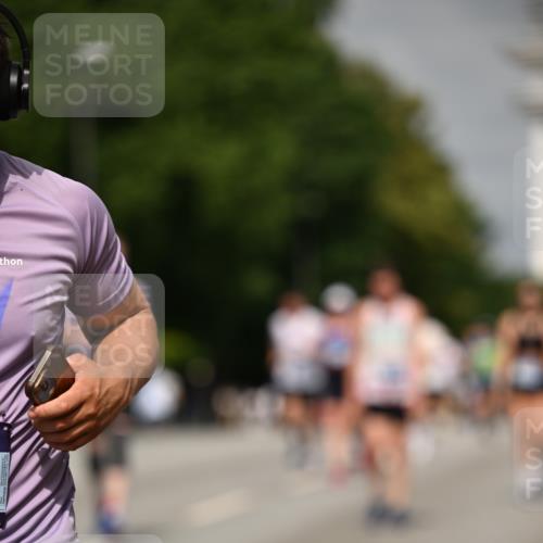 29.06.2025 - hella hamburg halbmarathon Dr. Thomas Lammeyer http://msf.ph/oto/8260869 29.06.2025 10:14:40 Kennedybrücke 1052, 1186, 1548, 1781, 2868, 5182, 5653, 5806, 8561, 8685, 9150, 9829 meine-sportfotos.de