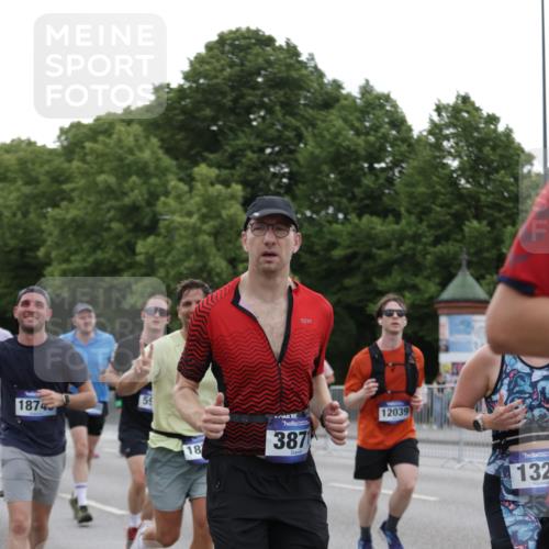 29.06.2025 - hella hamburg halbmarathon Jannik Wohlers http://msf.ph/oto/8260876 29.06.2025 10:32:44 Lombardsbrücke 1324, 1764, 2038, 2054, 2085, 2838, 2959, 3391, 3708, 3871, 4030, 4096, 4555, 4650, 5110, 5180, 5581, 5917, 6773, 7982, 8595, 9143, 9289, 9471, 9768, 11229, 11260, 11713, 11826, 12039, 12423, 12424, 12812, 12813, 12907, 13339, 13789, 14085, 14305, 14347, 14743, 15091, 15815, 15885, 15951, 15957, 15964, 16246, 16270, 16391, 16702, 17135, 17157, 17317, 17417, 17664, 18191, 18409, 18742, 18743, 18951, 19213 meine-sportfotos.de