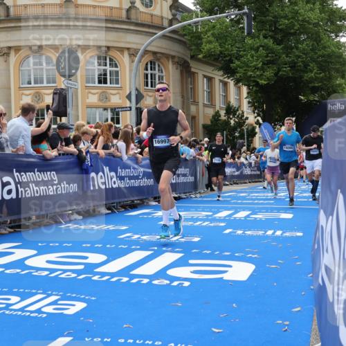 29.06.2025 - hella hamburg halbmarathon Strokosch-Dieckow http://msf.ph/oto/8260880 29.06.2025 10:43:18 Ziel 1675, 2653, 3109, 3124, 3146, 5506, 7093, 8664, 10099, 10237, 13348, 15706, 15921, 16314, 16720, 16997, 17391, 18274, 18304, 18942, 18987, 19009, 19051 meine-sportfotos.de