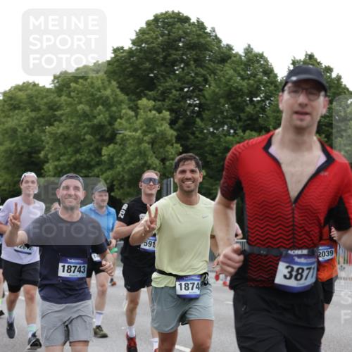 29.06.2025 - hella hamburg halbmarathon Jannik Wohlers http://msf.ph/oto/8260883 29.06.2025 10:32:44 Lombardsbrücke 1324, 1764, 2038, 2054, 2085, 2838, 2959, 3391, 3708, 3871, 4030, 4096, 4555, 4650, 5110, 5180, 5581, 5917, 6773, 7982, 8595, 9143, 9289, 9471, 9768, 11229, 11260, 11713, 11826, 12039, 12423, 12424, 12812, 12813, 12907, 13339, 13789, 14085, 14305, 14347, 14743, 15091, 15815, 15885, 15951, 15957, 15964, 16246, 16270, 16391, 16702, 17135, 17157, 17317, 17417, 17664, 18191, 18409, 18742, 18743, 18951, 19213 meine-sportfotos.de