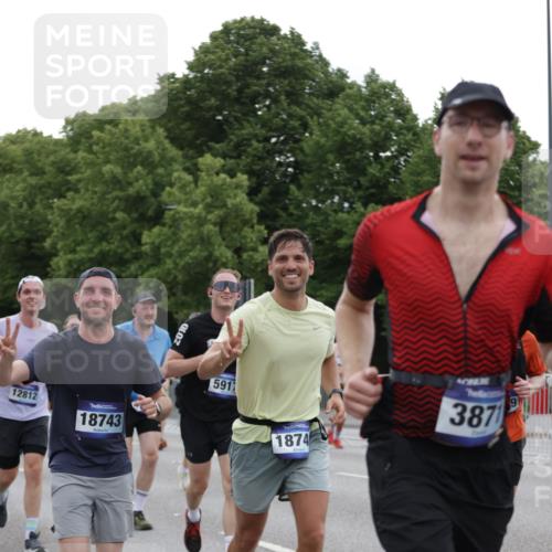 29.06.2025 - hella hamburg halbmarathon Jannik Wohlers http://msf.ph/oto/8260901 29.06.2025 10:32:44 Lombardsbrücke 1324, 1764, 2038, 2054, 2085, 2838, 2959, 3391, 3708, 3871, 4030, 4096, 4555, 4650, 5110, 5180, 5581, 5917, 6773, 7982, 8595, 9143, 9289, 9471, 9768, 11229, 11260, 11713, 11826, 12039, 12423, 12424, 12812, 12813, 12907, 13339, 13789, 14085, 14305, 14347, 14743, 15091, 15815, 15885, 15951, 15957, 15964, 16246, 16270, 16391, 16702, 17135, 17157, 17317, 17417, 17664, 18191, 18409, 18742, 18743, 18951, 19213 meine-sportfotos.de