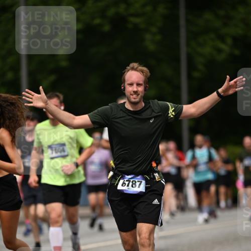 29.06.2025 - hella hamburg halbmarathon Dr. Thomas Lammeyer http://msf.ph/oto/8260909 29.06.2025 10:35:15 Kennedybrücke 1059, 1097, 1472, 1547, 1979, 2414, 2754, 2755, 2914, 3281, 3443, 4561, 4817, 5437, 5943, 6057, 6078, 6195, 6546, 6616, 6725, 6787, 7120, 7604, 7772, 8050, 8812, 8941, 10586 meine-sportfotos.de